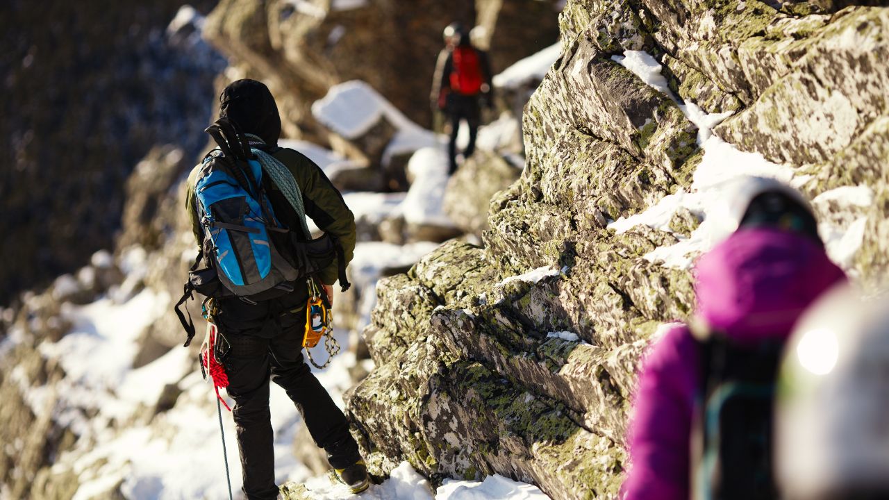 Alcune persone stanno facendo un trekking in montagna